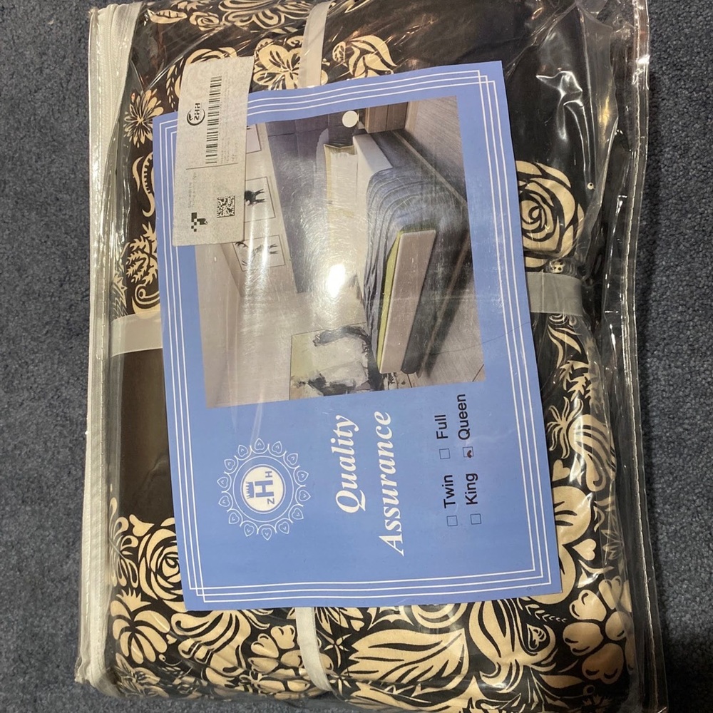 Sugar skull Queen bed comforter set never opened bought it and changed my mind